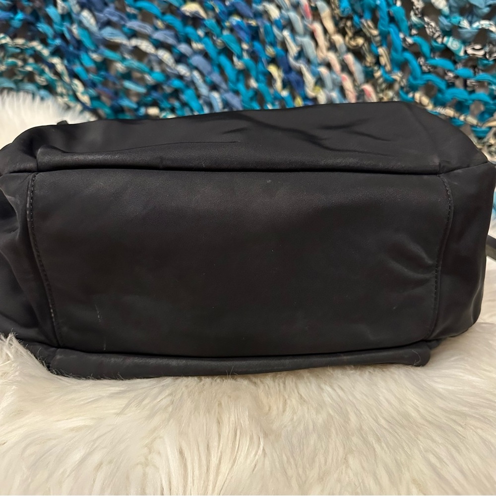 Dooney & Bourke Large Nina Shoulder Handbag Black Nylon Fuschia Lining - Picture 4 of 16